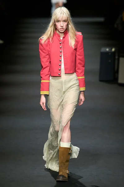 Look 16